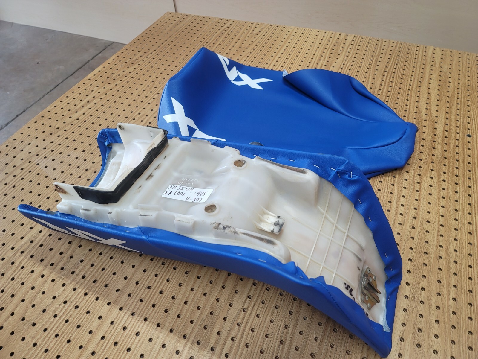 HONDA XR350R SEAT COVER HONDA XR600R SEAT COVER 1985 MODEL BLUE (H*-397)