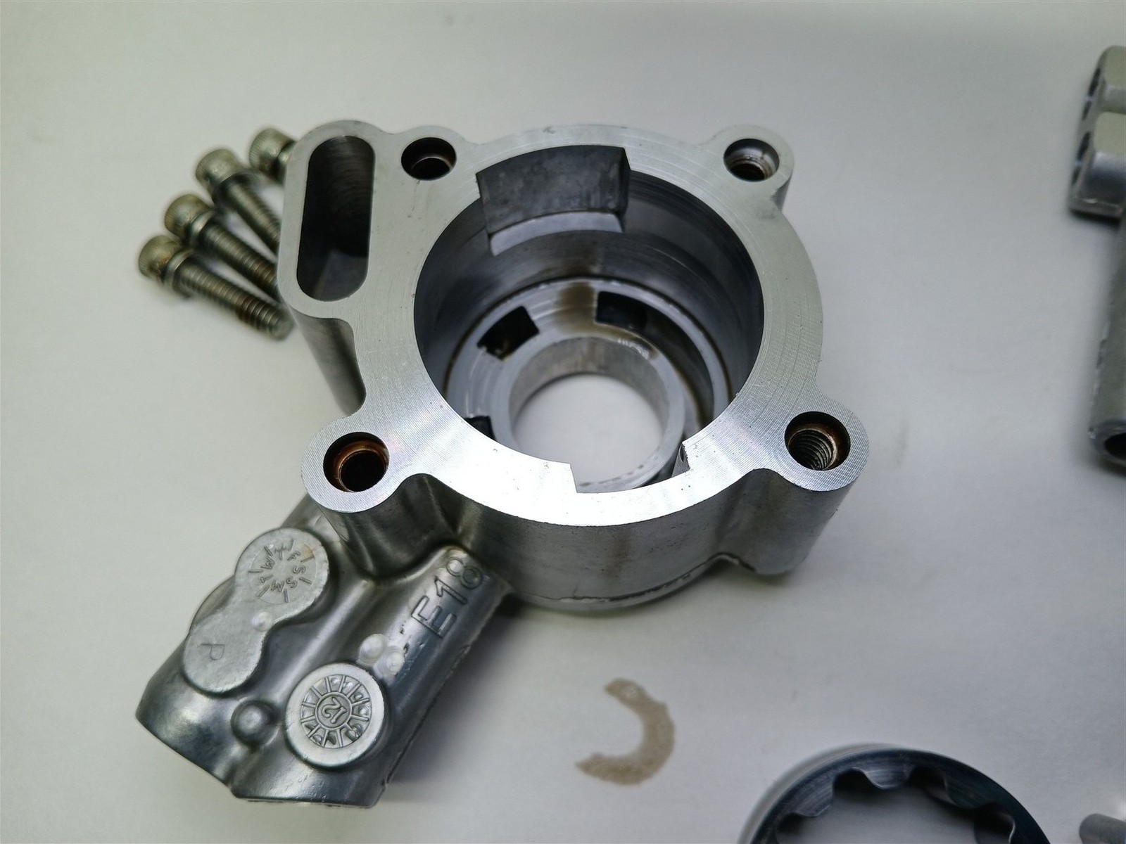 Harley-Davidson 2013 Street Glide Camshaft Plate Assembly 103″ w Cams & Oil Pump