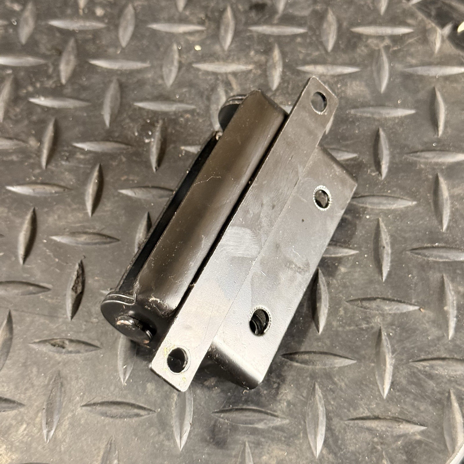 ♻️ SYM ORBIT III 3 125 2021-2024 – SEAT HINGE