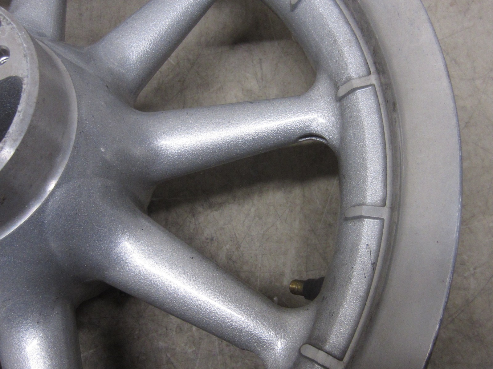 Harley ’00-’07 Touring 9 spoke 16″ front wheel, 43381-00 nice shape, used #4413