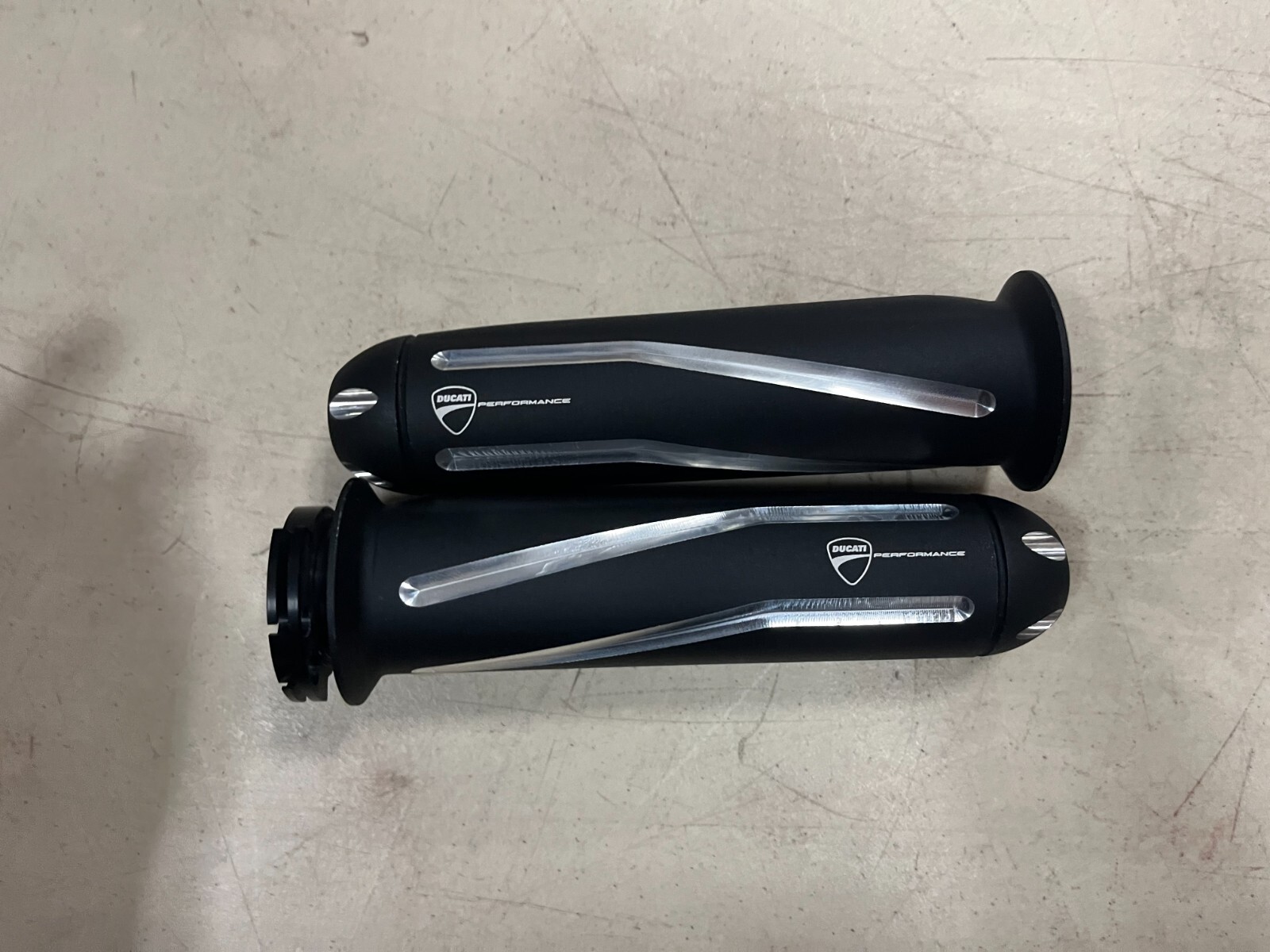 DUCATI DIAVEL BILLET ALLUMINUM GRIP SET 2011-2019 DUCATI DIAVEL MODELS 96800110A