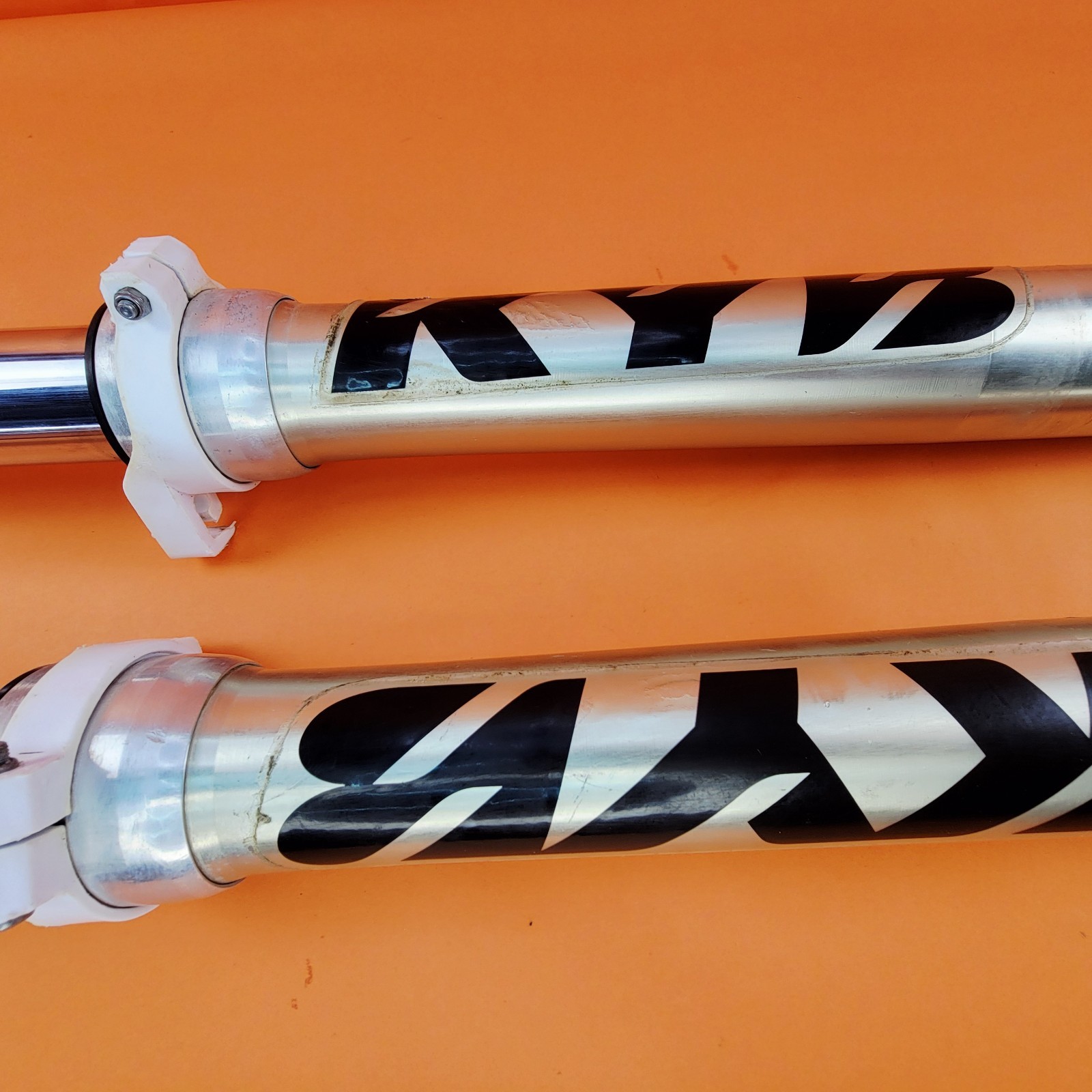 1998 Yamaha YZ 125 OEM Front Forks Suspension Fork Set 46MM 5DH-23103-00-00