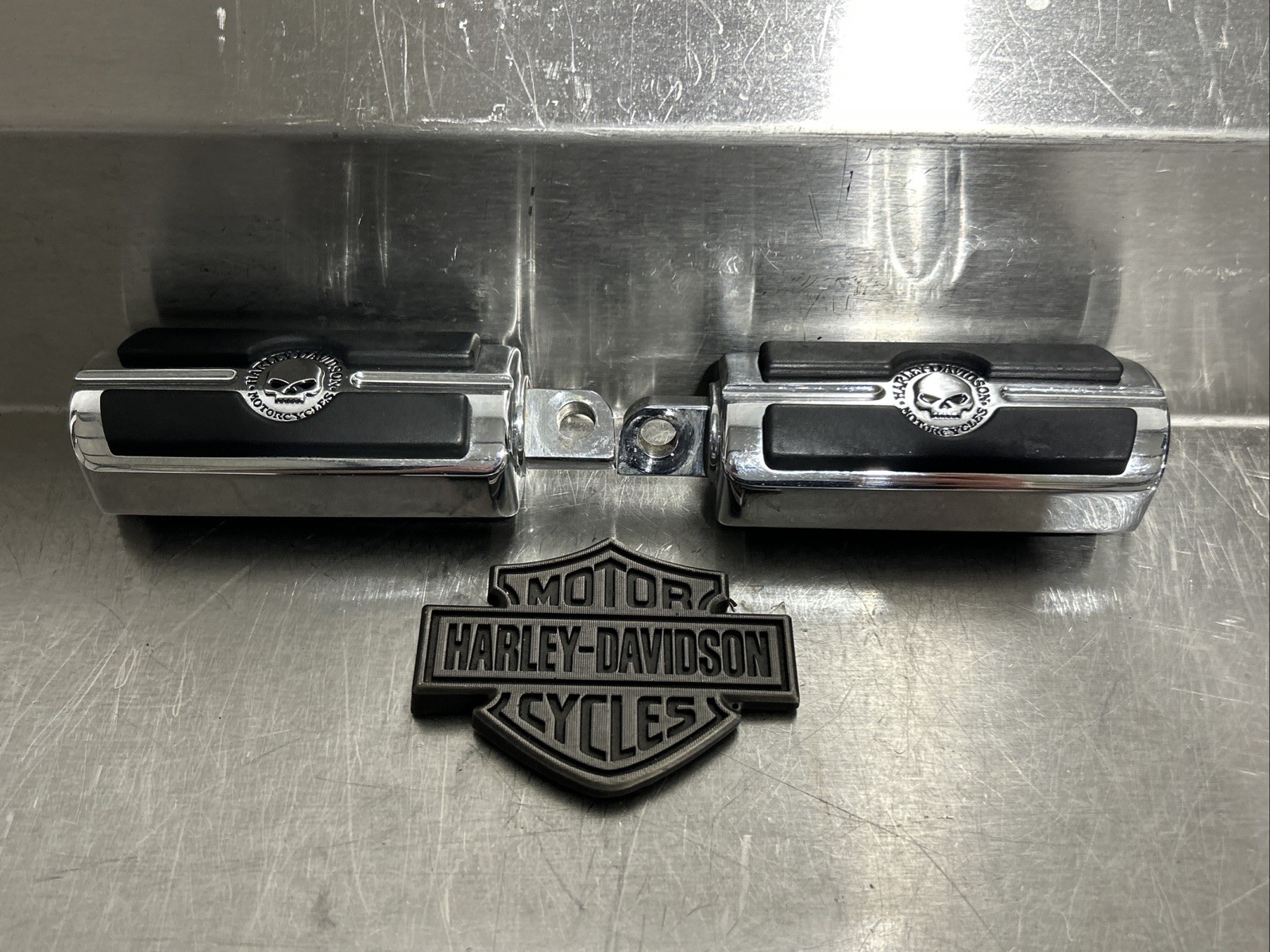 OEM Harley Davidson Sportster Dyna Softail Touring Willie G Skull Foot Pegs H70