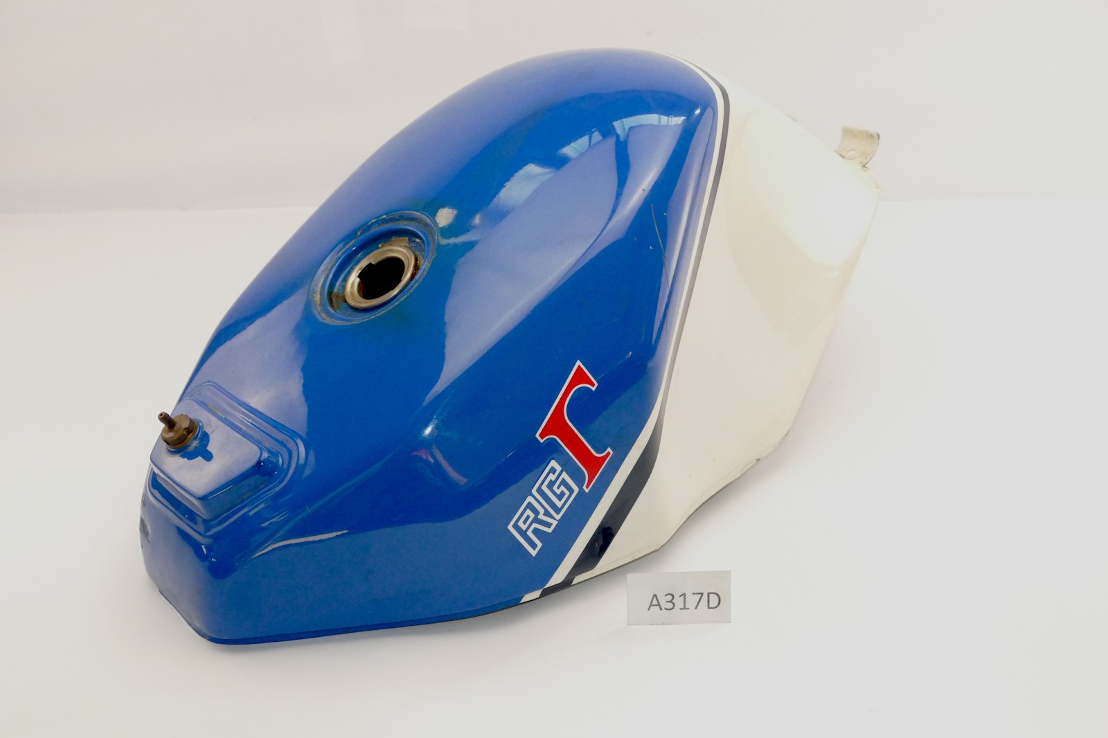 Suzuki RG 500 HM31A 1987 – Petrol Tank Fuel Tank Dent A317D