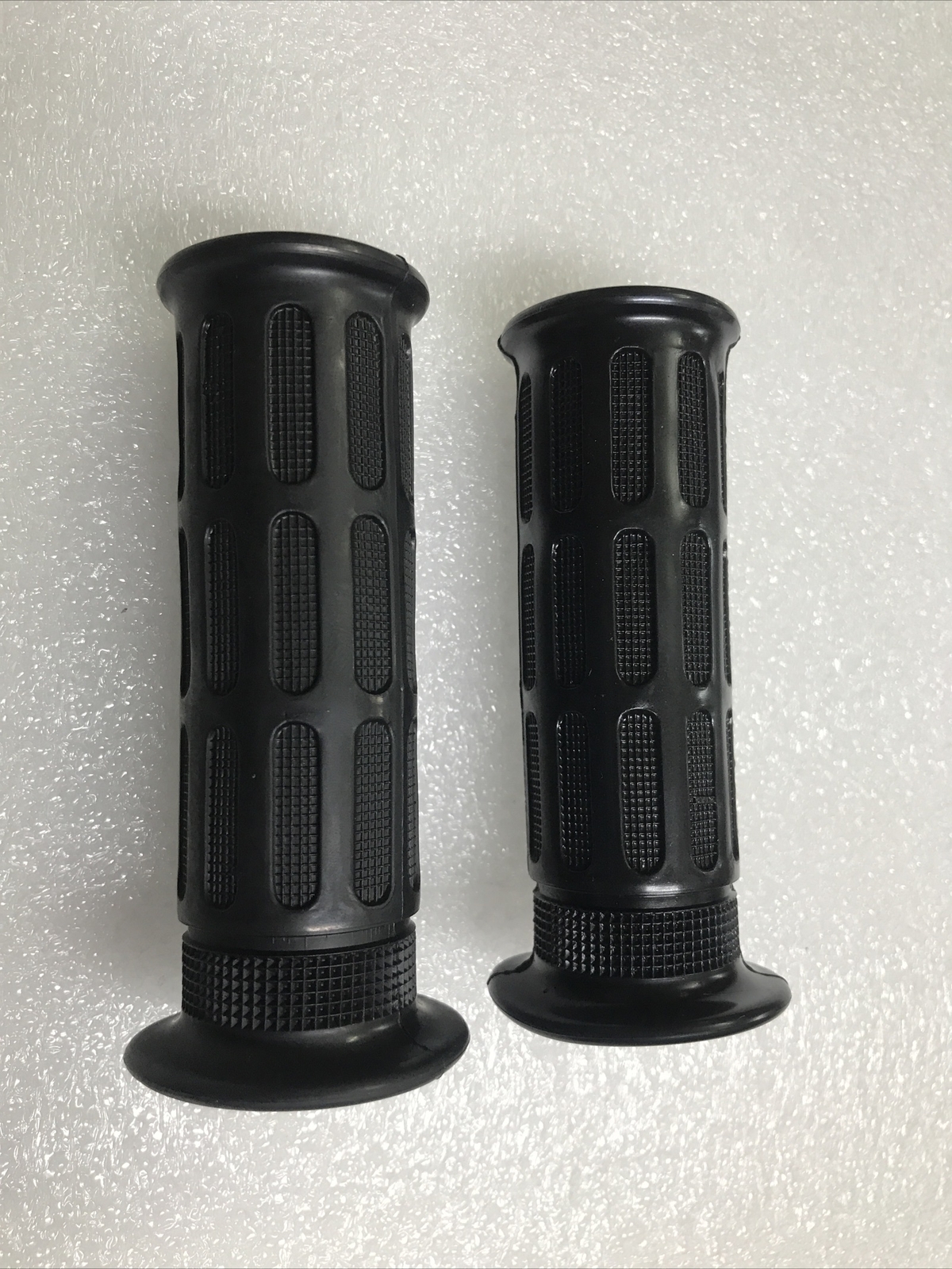 HONDA C70 1980 -1981 PASSPORT HAND GRIPS GENUINE R24MM L15MM (#*-199)