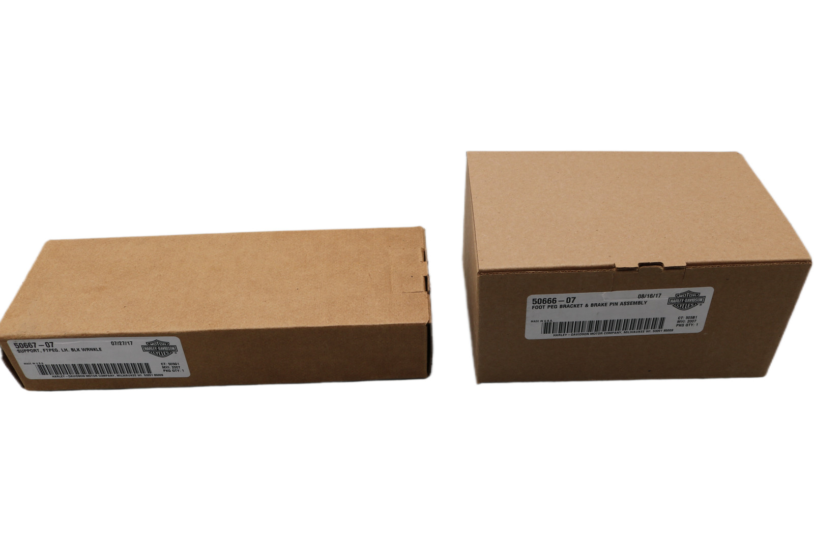 50667-07 50666-07 NEW OEM 2007-2017 HARLEY-DAVIDSON DYNA FOOTPEG MOUNTS PAIR