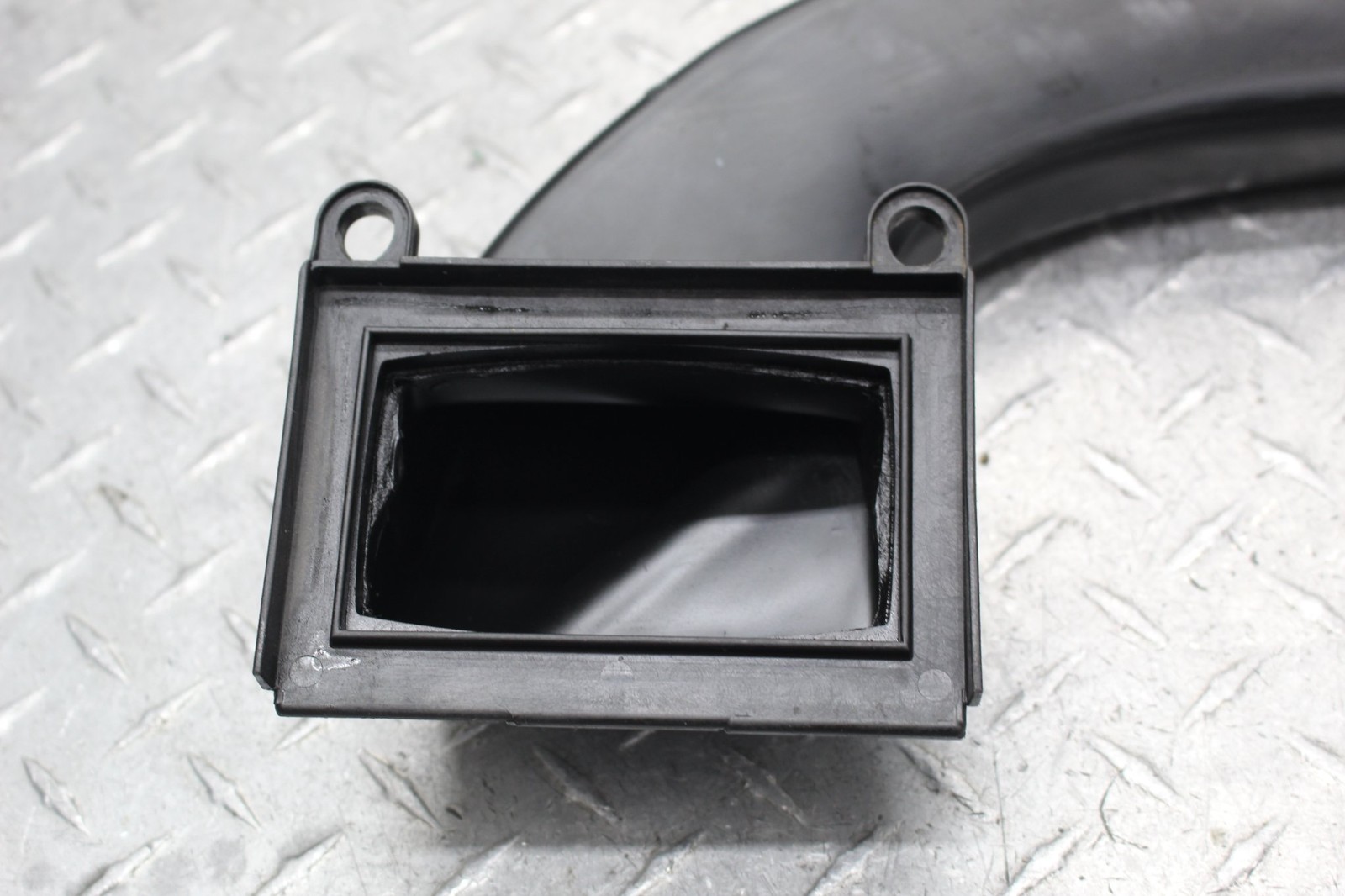 2005 BMW F650CS ABS AIRBOX AIR CLEANER HOUSING ASSEMBLY 13717660042