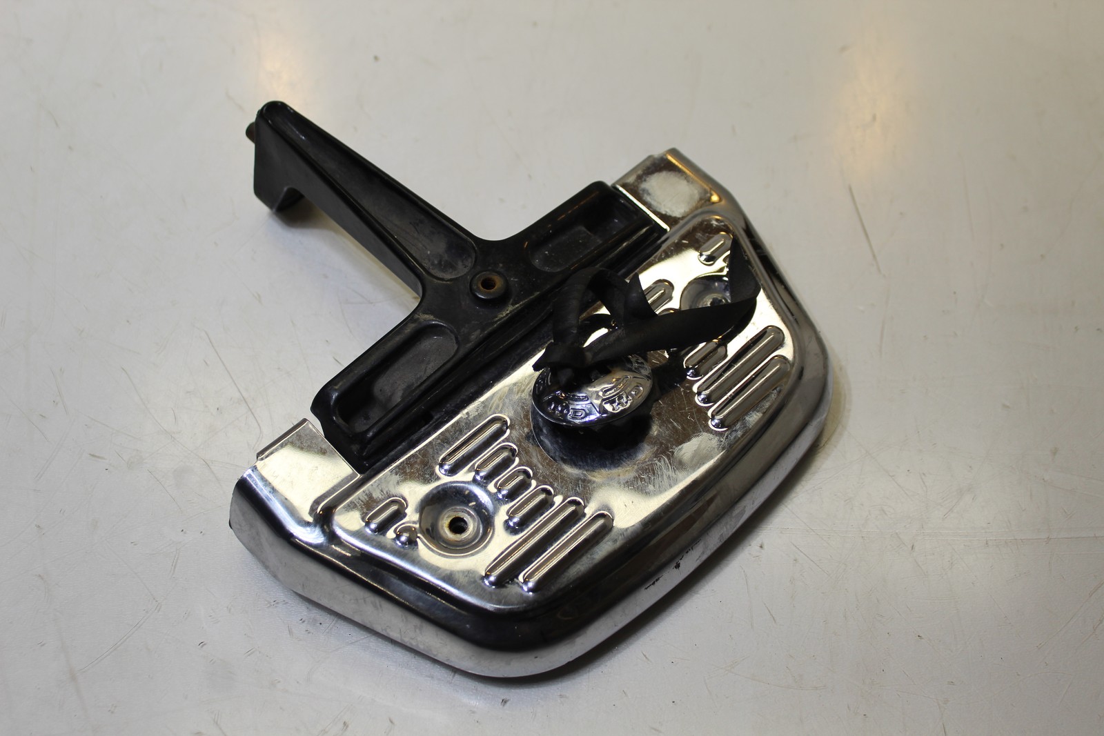 2006 Harley-Davidson FLHTCUI Rear Passenger Foot Rests Pegs Pair Board
