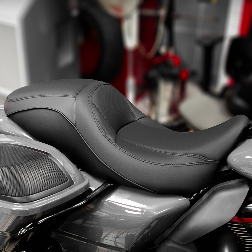 Electra Glide Road Glide Smooth One-Piece Seat For Harley FLHT / FLTR / 1997-07