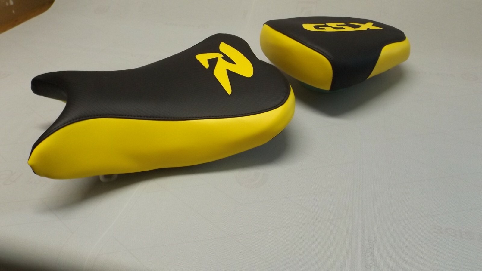 BLACK CARBON FIBER/YELLOW FRONT/REAR SEAT COVERS WILL FIT SUZUKI 600R/750R 06/07