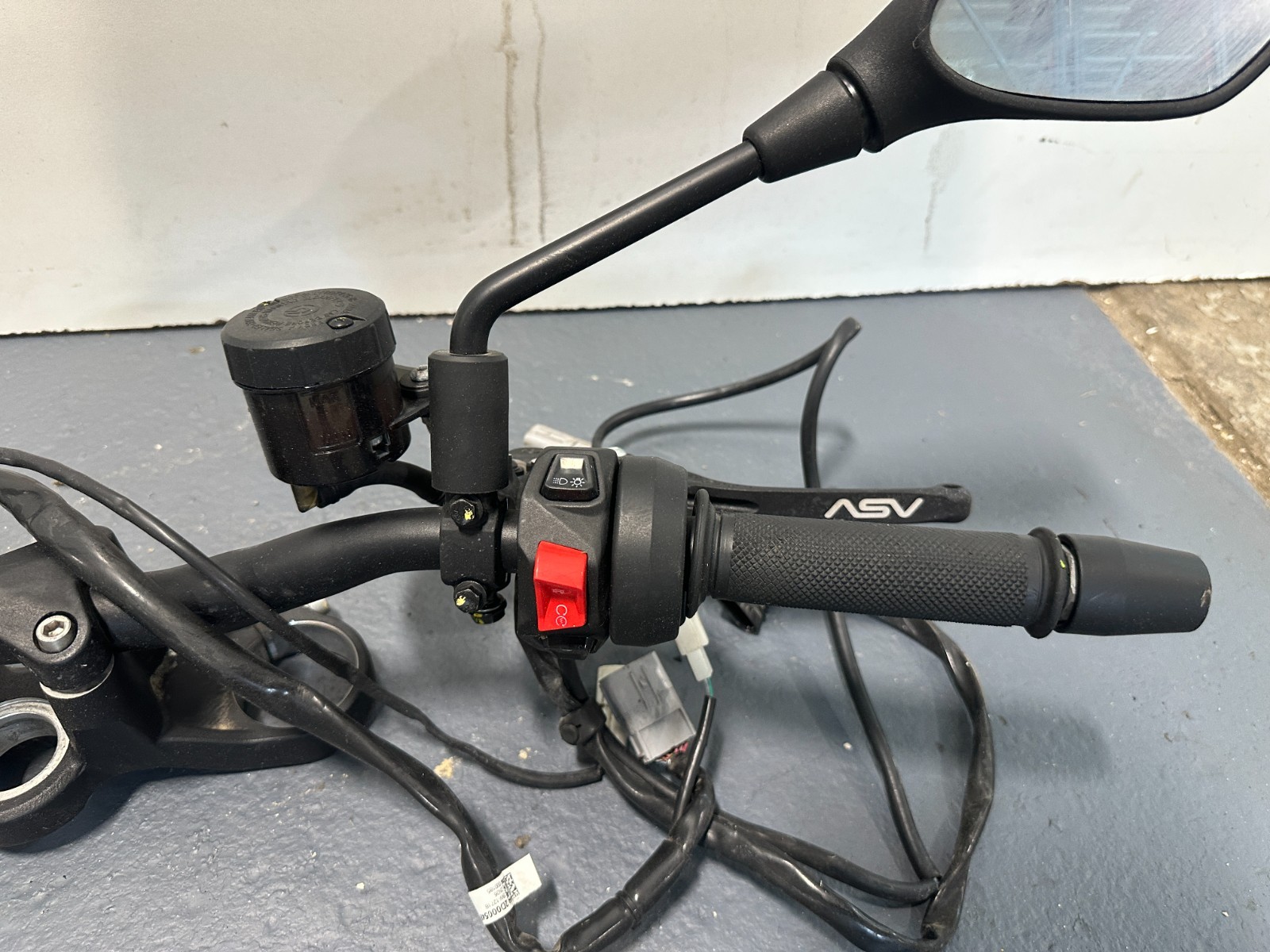 21-26 Aprilia TUONO 660 HANDLEBARS CONTROLS TOP TRIPLE TREE MIRRORS ASV OEM