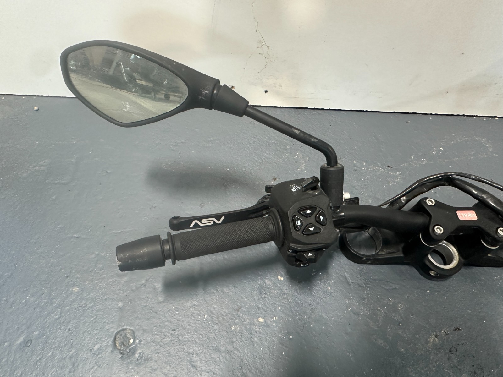 21-26 Aprilia TUONO 660 HANDLEBARS CONTROLS TOP TRIPLE TREE MIRRORS ASV OEM