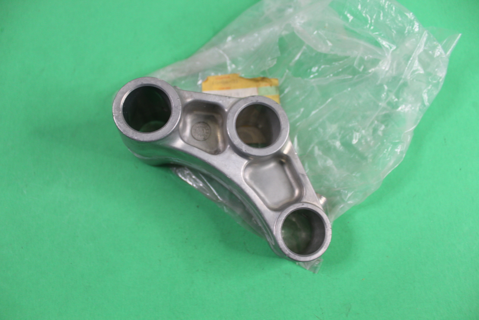 NOS OEM KAWASAKI ARM-SUSP, UNI TRAK ZR750-F5 ZR-7 ZR750F1 ZR750H1 #39007-1281