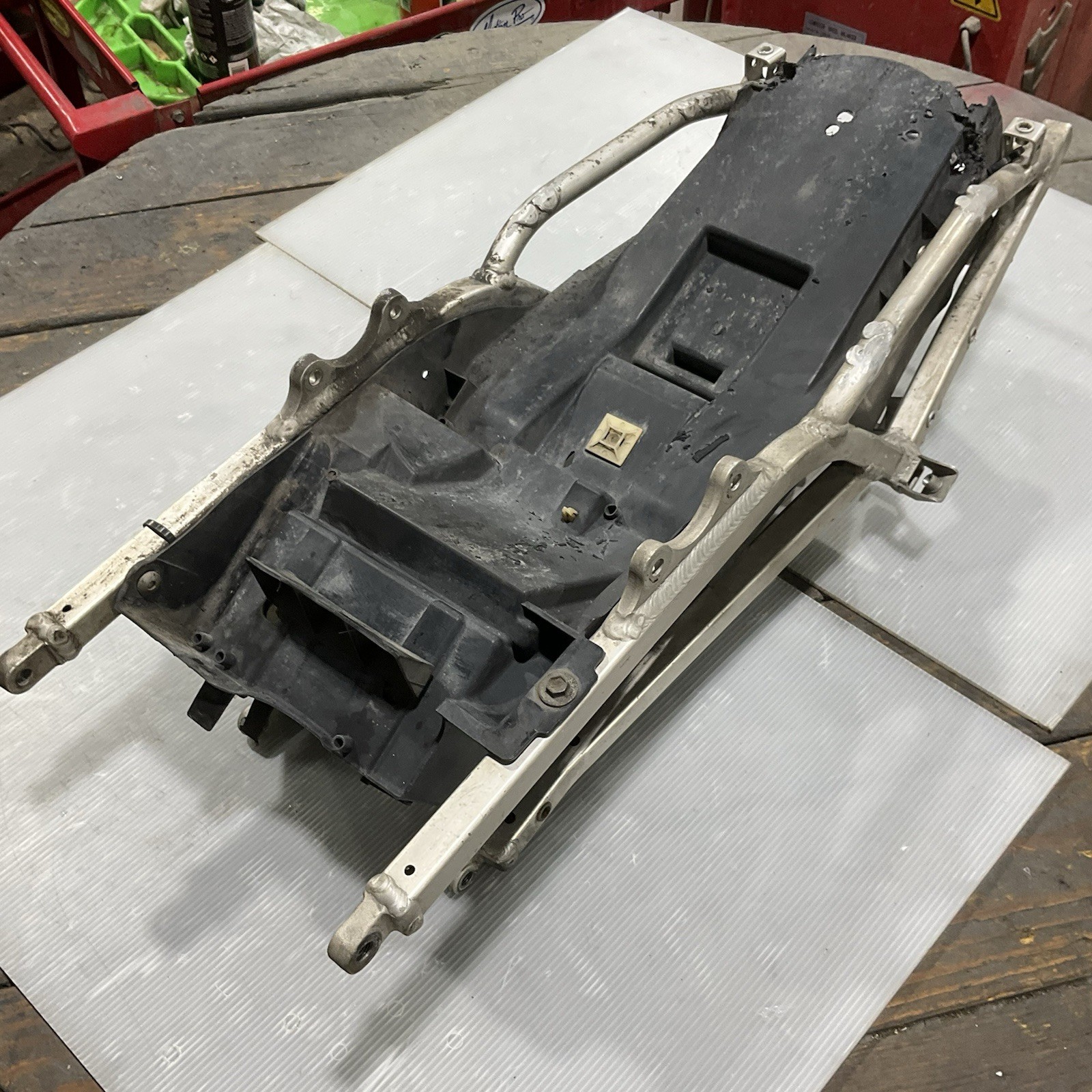 2001-2003 SUZUKI GSXR 600 750 01-02 GSXR 1000 OEM REAR SUBFRAME W/ Battery Tray