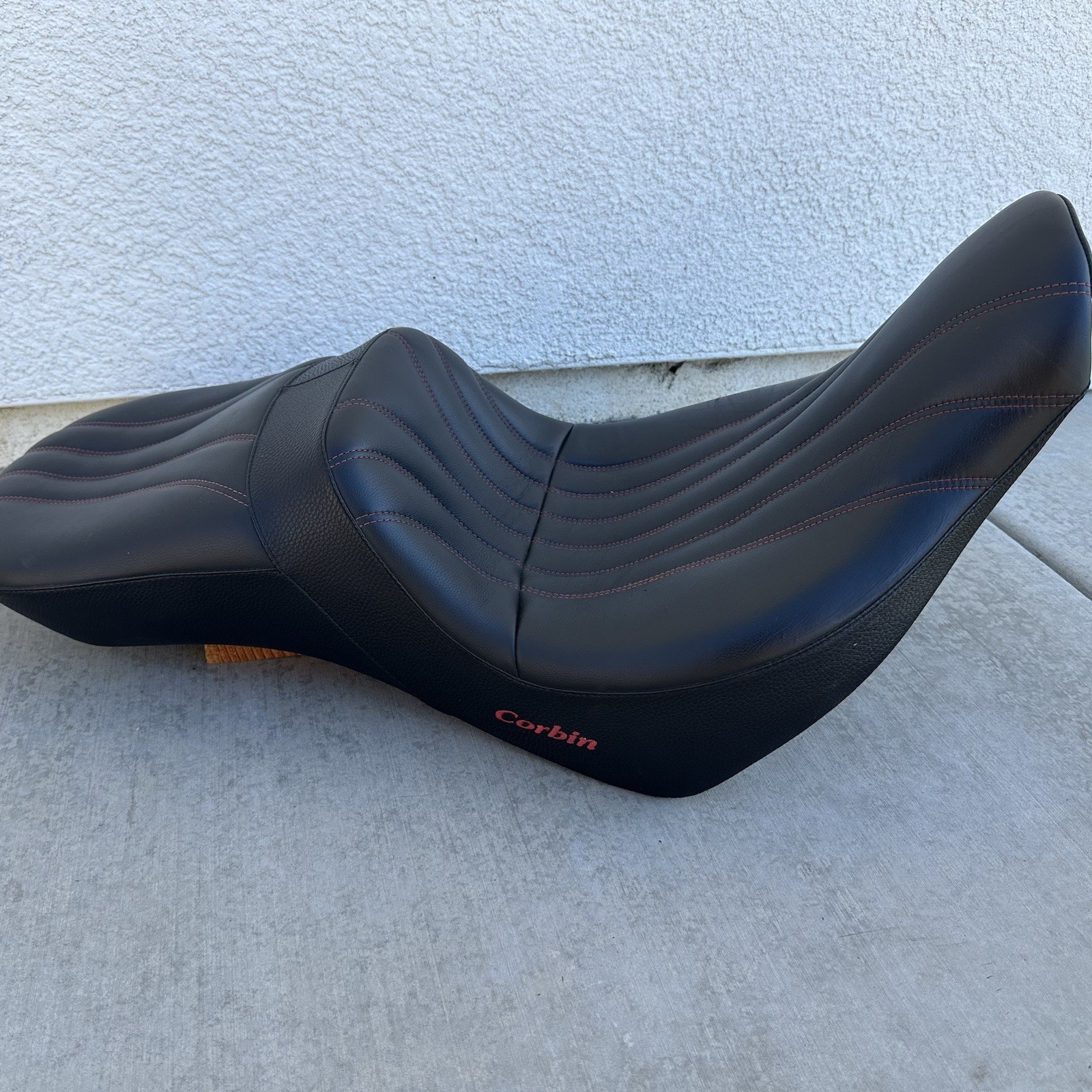HARLEY CORBIN WIDOWMAKER SADDLE SEAT Made In USA HD-ST18-SG-DTE Red Stiching