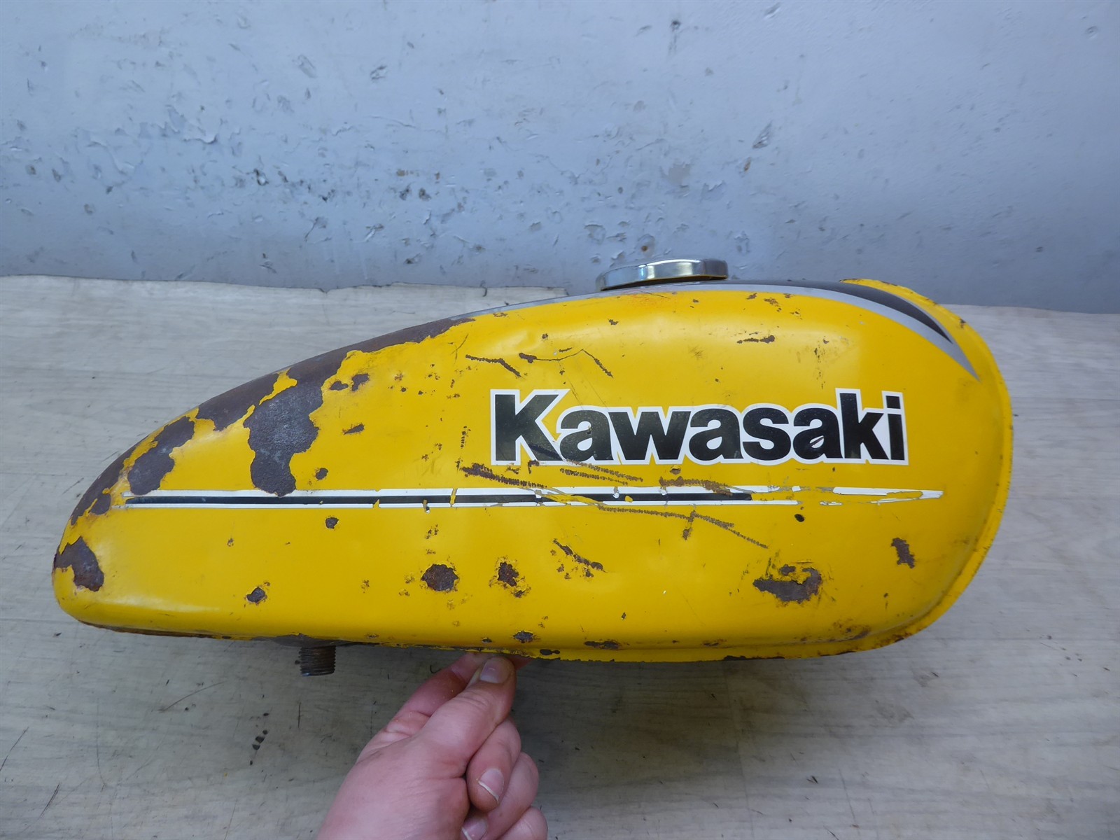 1979 Kawasaki KE100 G5 Enduro K21219) yellow gas petrol fuel tan with cap