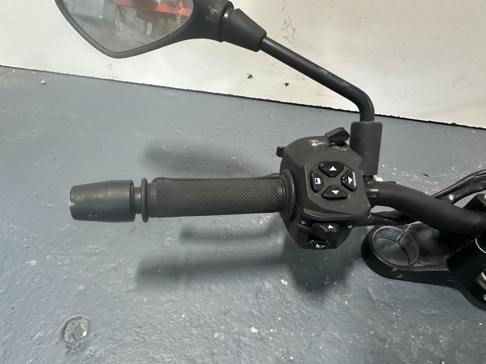 21-26 Aprilia TUONO 660 HANDLEBARS CONTROLS TOP TRIPLE TREE MIRRORS ASV OEM