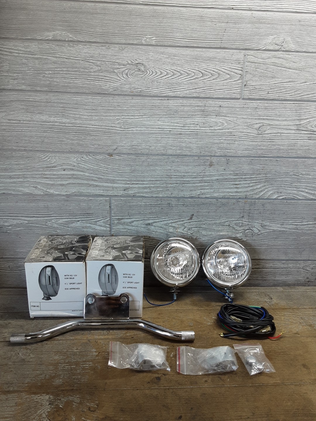 UNITED PACIFIC 5″ ROUND ANTIQUE VINTAGE FOG LIGHT LIGHTS SET BRACKET KIT REV-00