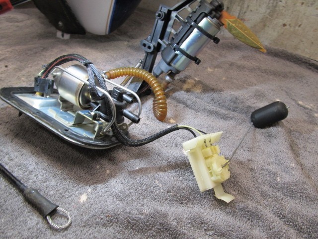 01 – 07 Harley FLSTN Softail Deluxe FI Fuel pump w/ Sending Unit OEM/ 75132-06