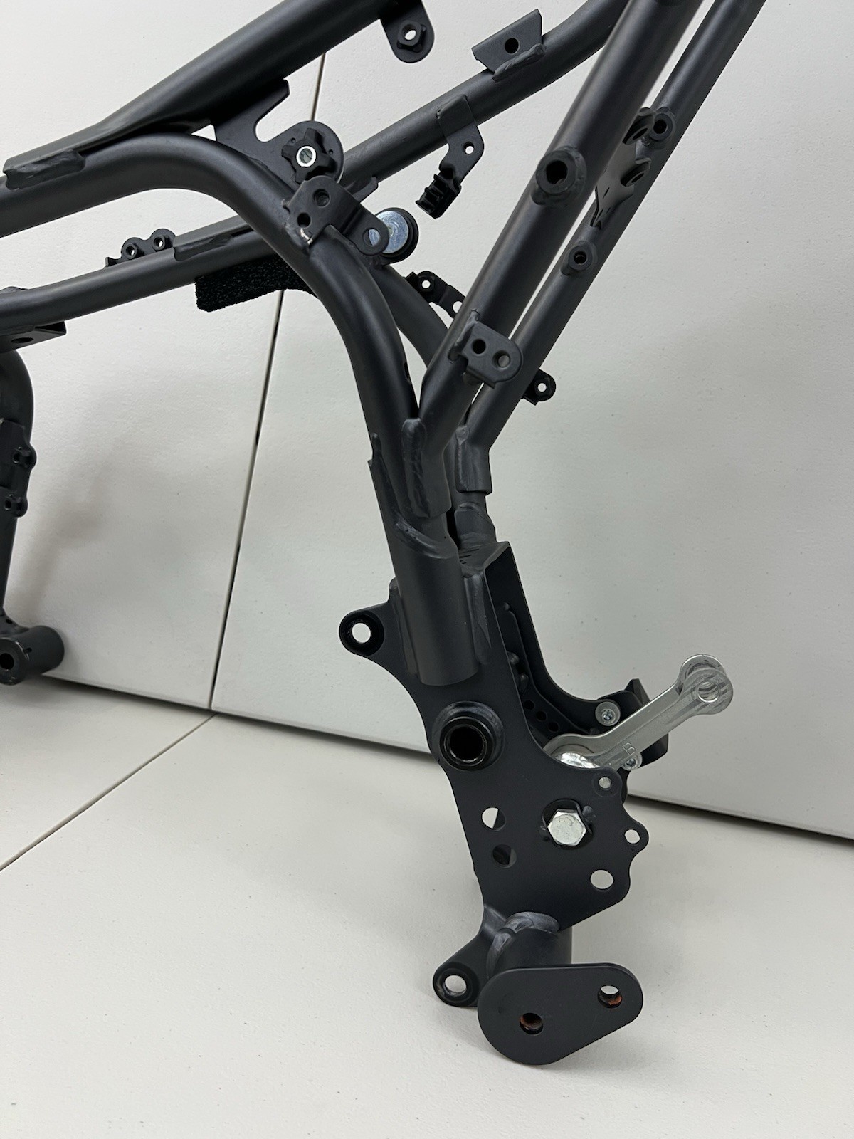 22 23 24 25 2025 Yamaha YZF-R7 YZF R7 Main Frame Chassis STRAIGHT SLVG REG OEM