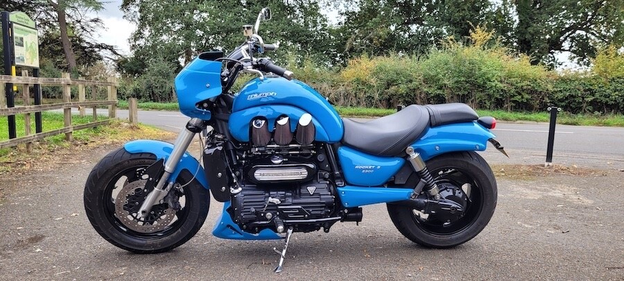 TRIUMPH ROCKET 3 BELLY PAN – BLACK FIBREGLASS – MID SIZE –