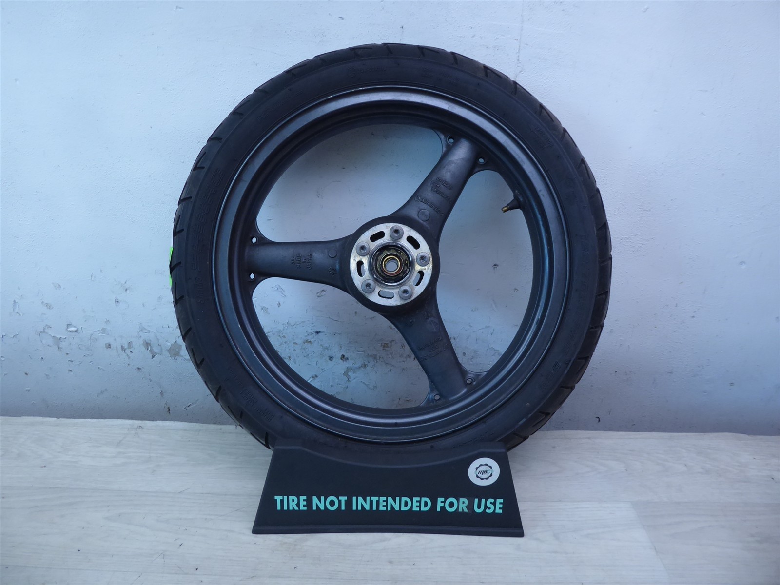2000 Kawasaki ZR750F Zephyr K20852) black front wheel rim 17in