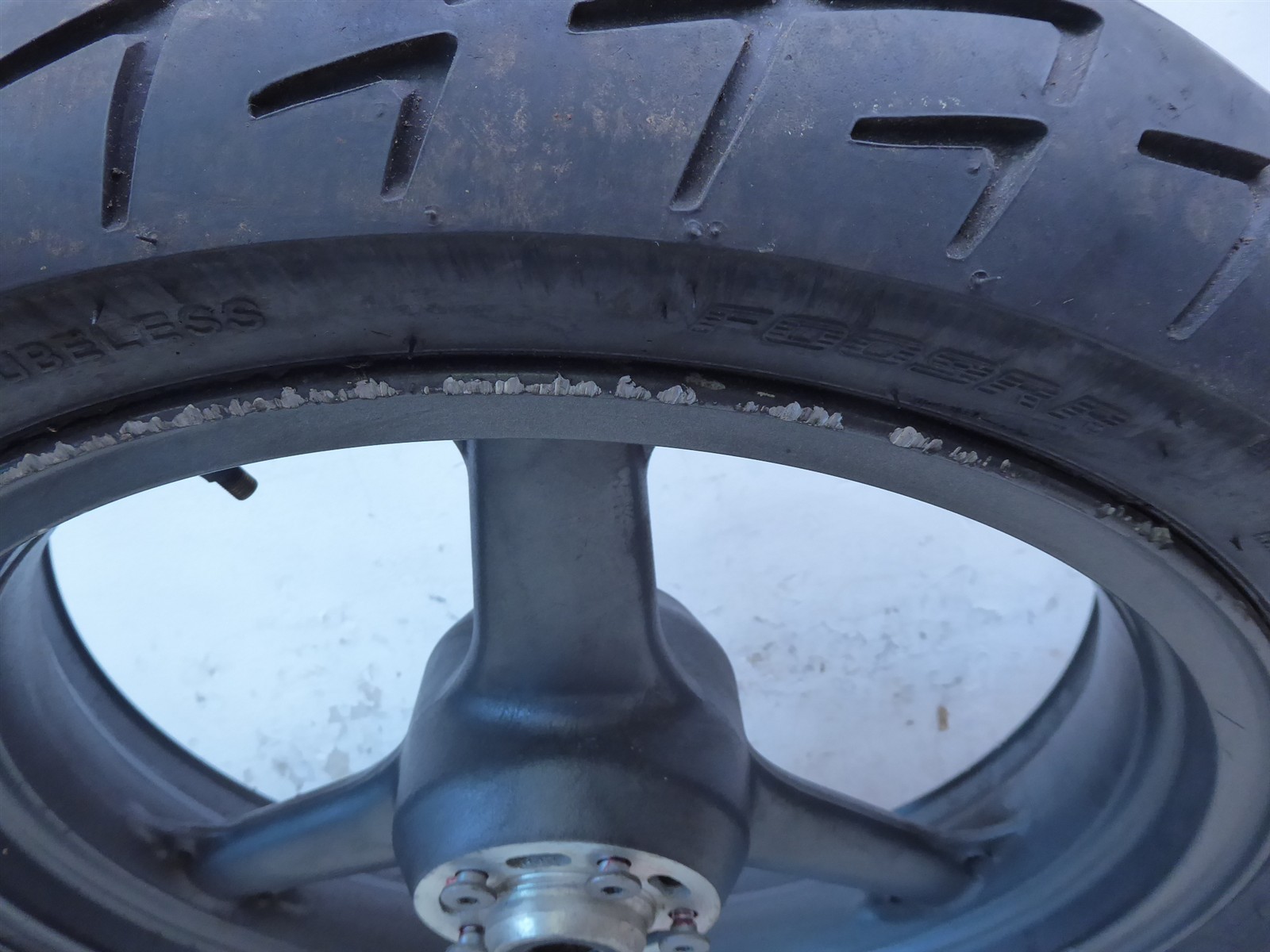 2000 Kawasaki ZR750F Zephyr K20852) black front wheel rim 17in