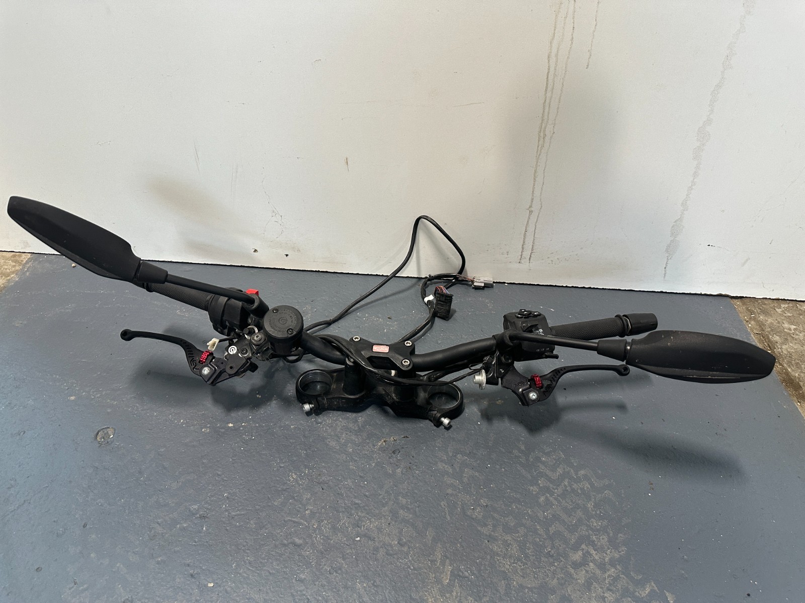 21-26 Aprilia TUONO 660 HANDLEBARS CONTROLS TOP TRIPLE TREE MIRRORS ASV OEM