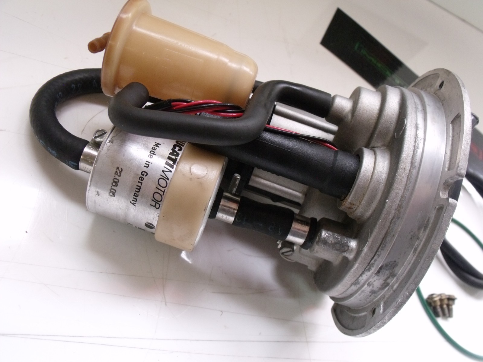 DUCATI 916 OEM IN TANK FUEL PETROL PUMP + BOLTS 748 996 998 SPS