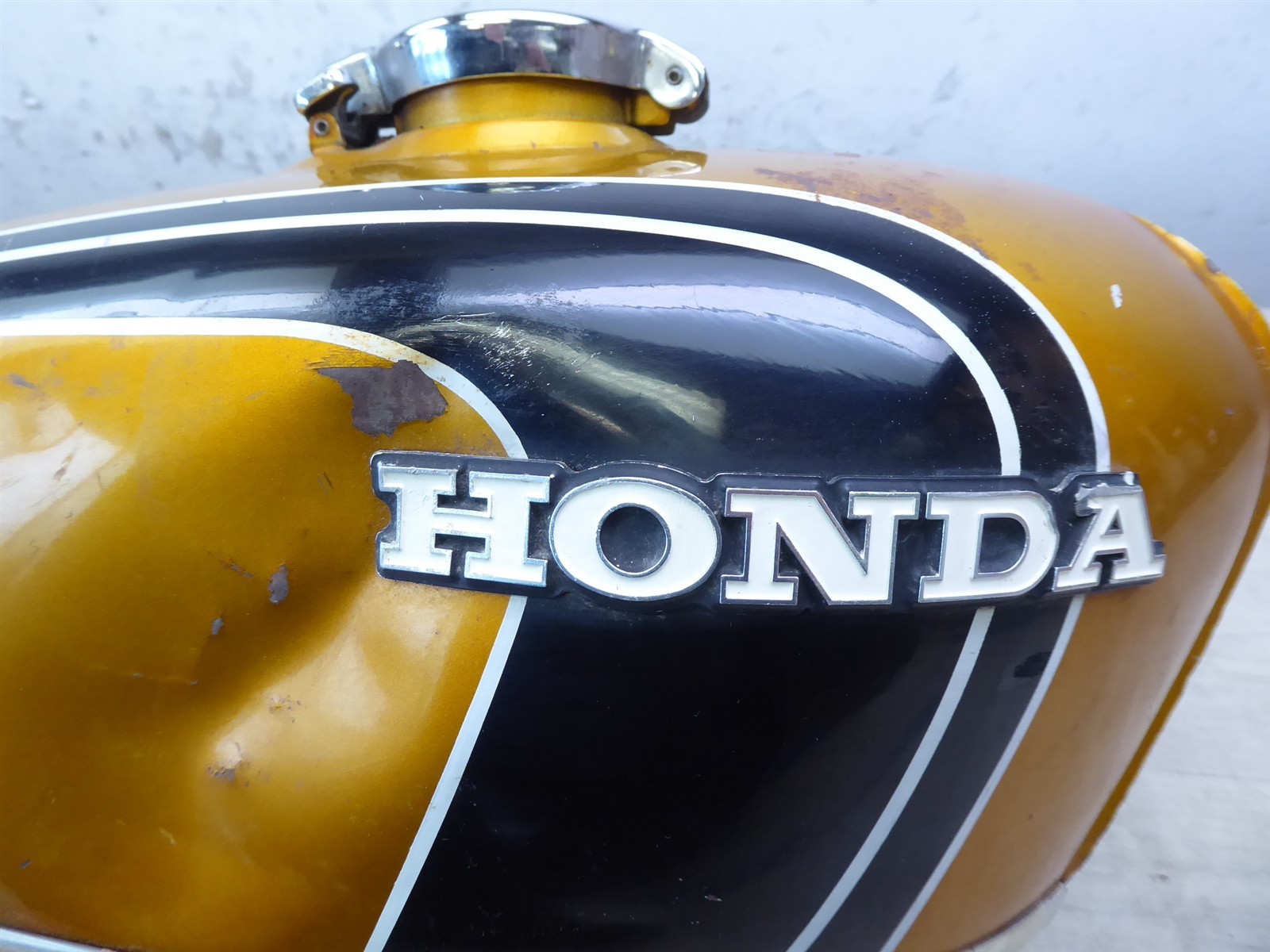 1972 Honda CB350 Twin H21022) gold gas petrol fuel tank with cap and emblems