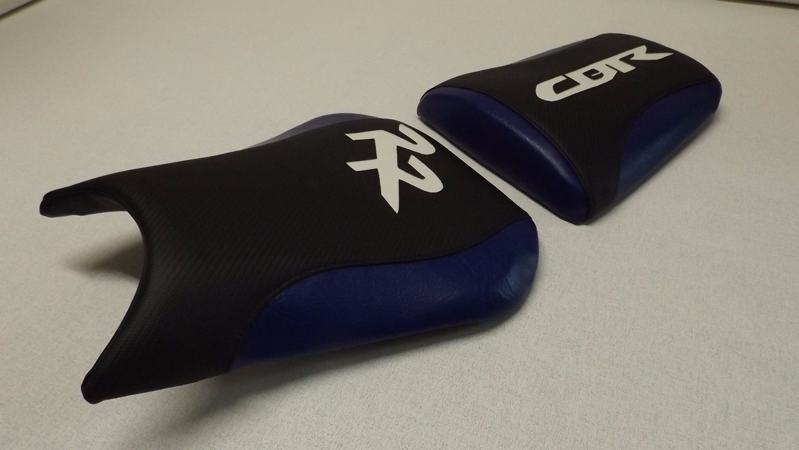HONDA 2005/2006 CBR600RR FRONT & REAR BLACK VINYL CF/BLUE/WHITE SEAT COVERS