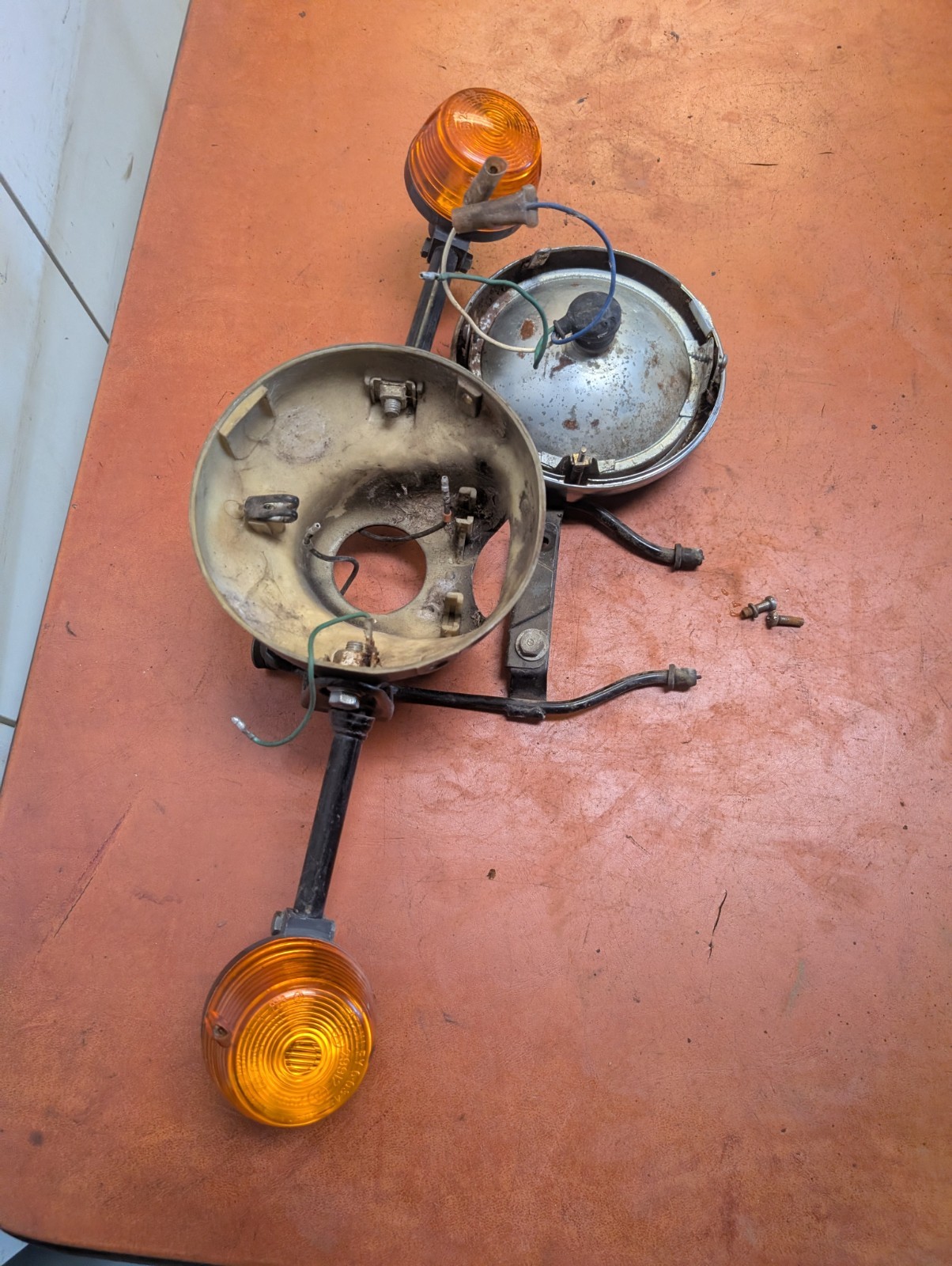 1980 Honda CM200 Front Headlight Headlamp Light & Housing Bucket CM185