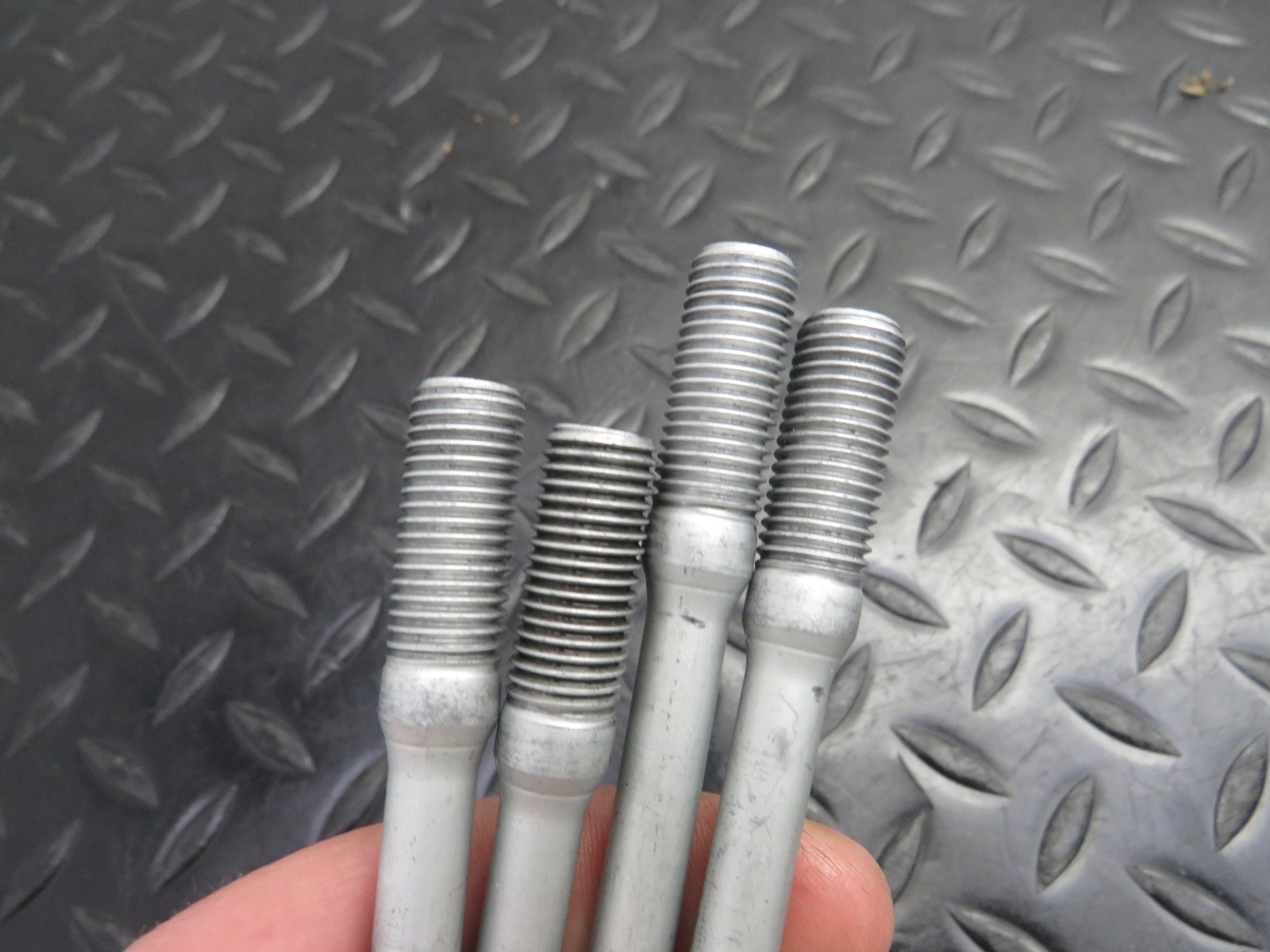 04 05 HONDA CRF 250R CRF250R OEM CRANKCASE STUDS BOLTS 90031-KRN-670