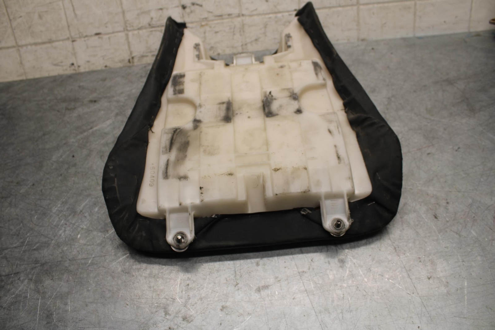 2003 Yamaha YZF R6 FRONT DRIVERS SEAT PAD SADDLE PILLION 5SL-24710-00-00 BB539
