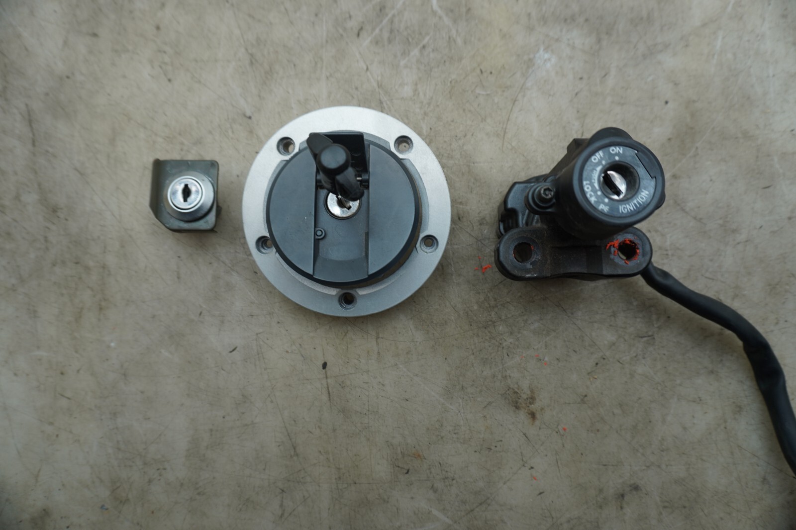 05 SUZUKI GSXR 1000 IGNITION KEY LOCKSET E-3689