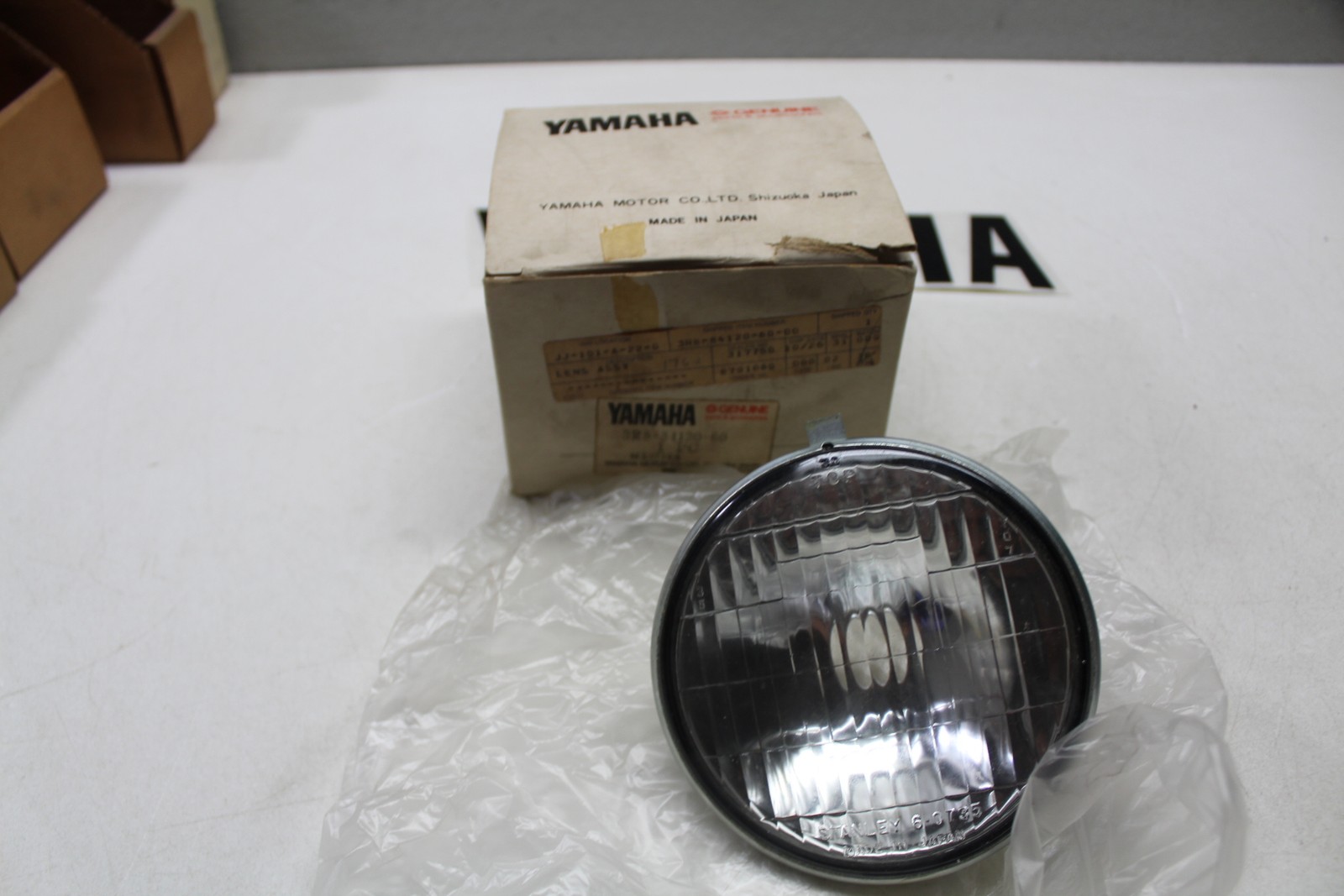 NOS Genuine YAMAHA IT175 IT250 IUT400 HEADLIGHT LAMP OEM # 3R8-84120-60