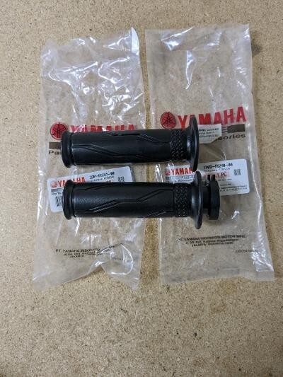 NEW 2015 – 2023 YAMAHA YZF-R3 YZFR3 MT-03 OEM THROTTLE TUBE GRIPS PAIR YZFR3