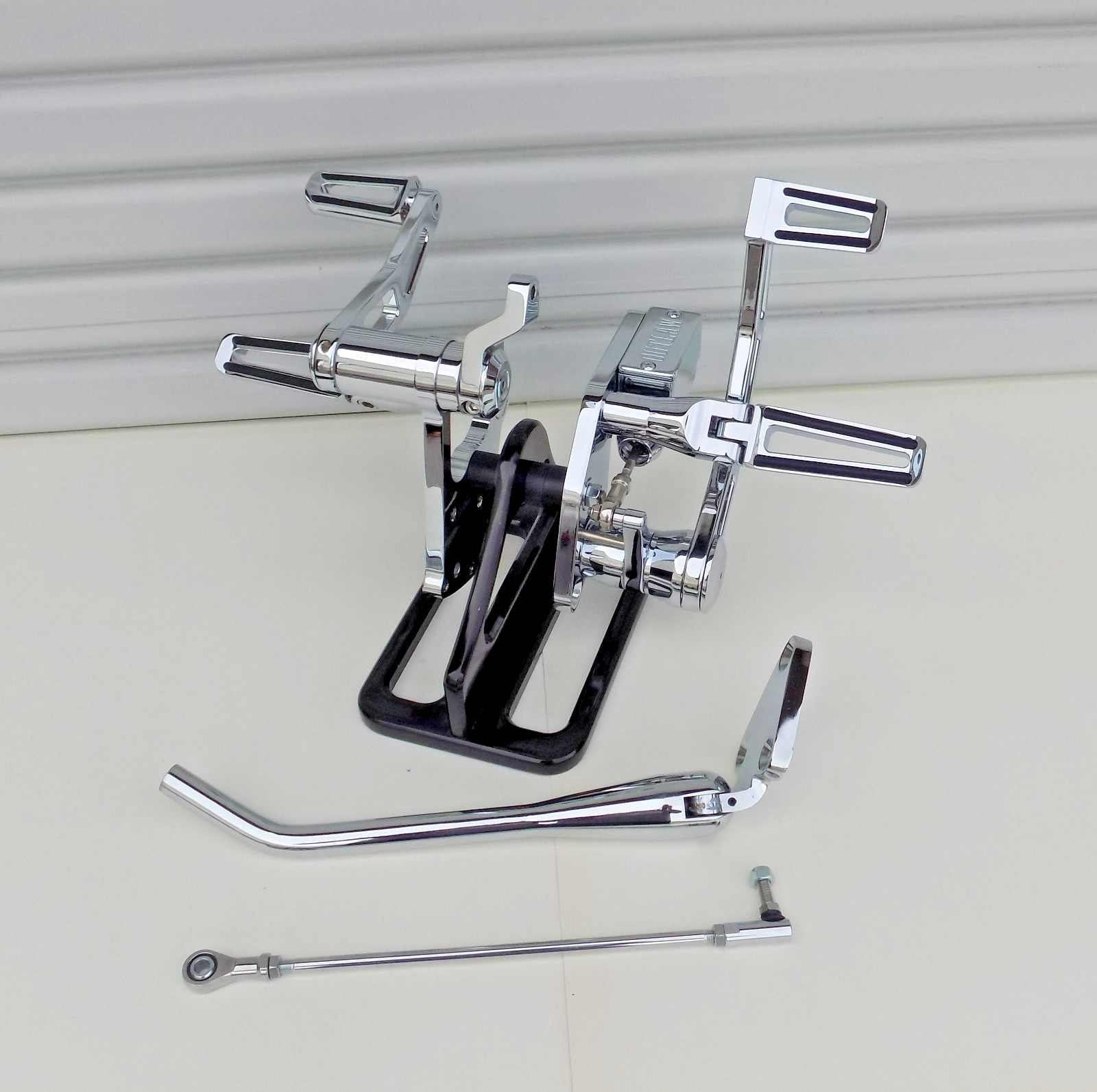 OUTLAW CHROME FORWARD CONTROLS KIT FOR 2000-2017 SOFTAIL HARLEY FXST/FLST